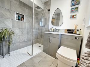 Shower room- click for photo gallery
